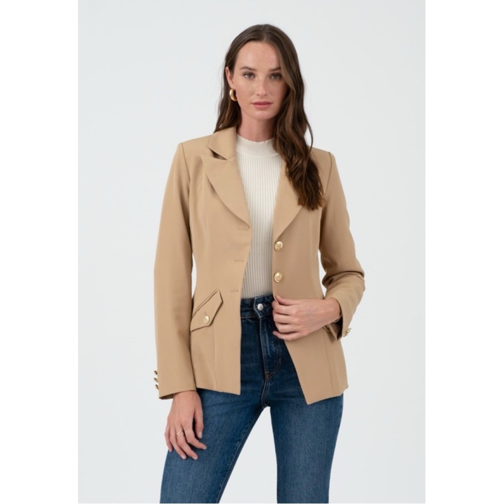 431⭐️• Tan Wide Notched Lapel Fitted Blazer w/Slant Flap Pockets & Gold Buttons